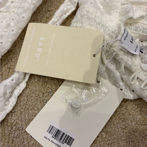 NWT Chic White Ruffle Eyelet Blouse - Picture 3 of 3